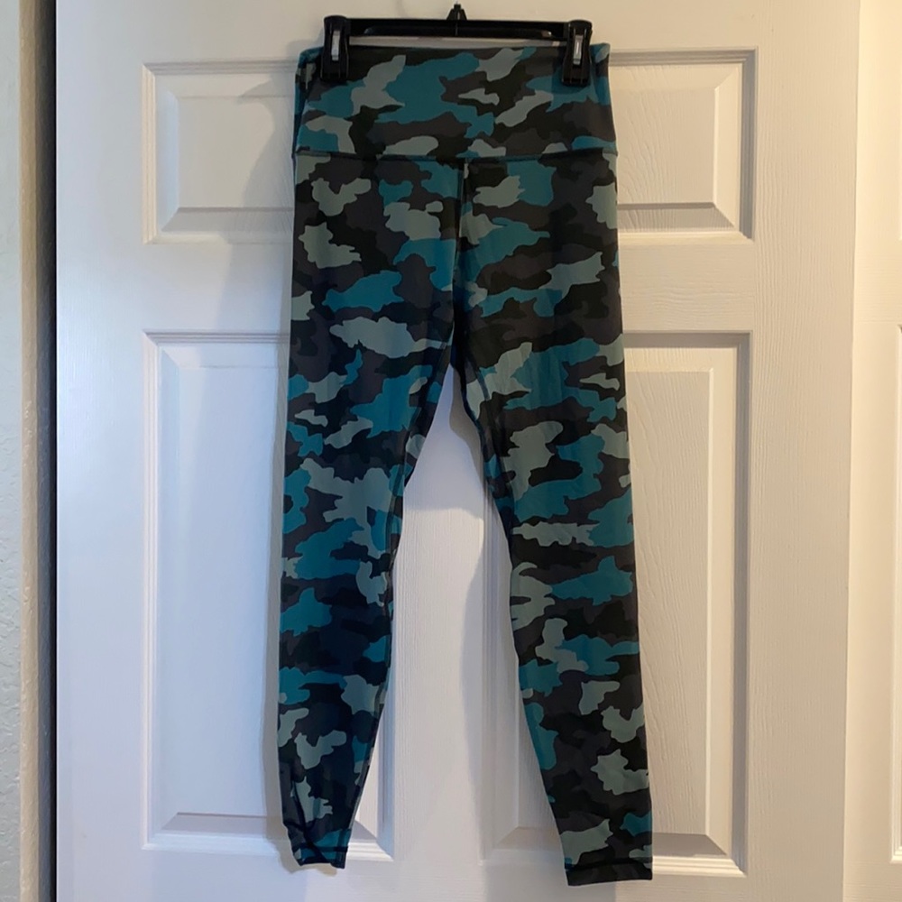 Never worn Lululemon camo size 10 align legging